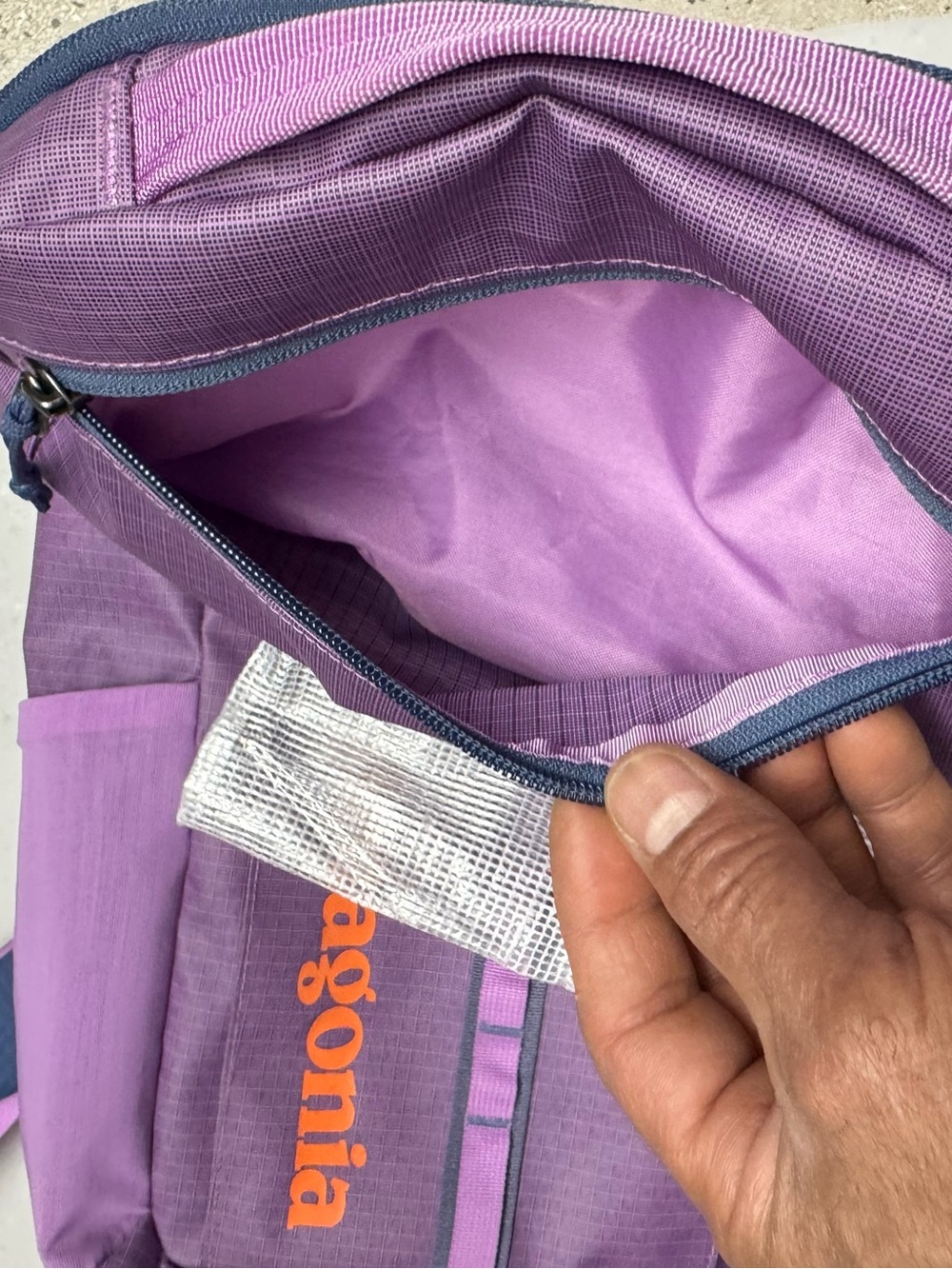 RARE Patagonia Black Hole in Purple 25L - Picture 6 of 10